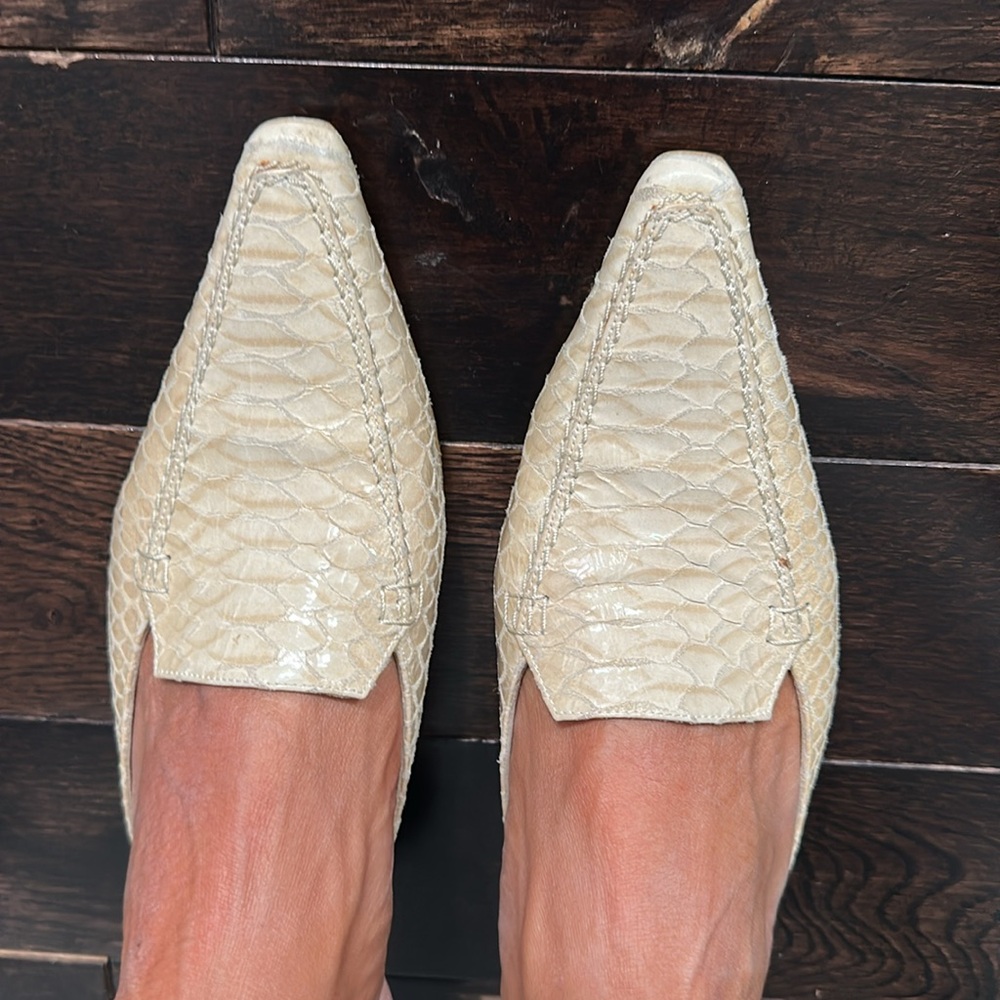 Stuart Weitzman snake skin slip on kitten heel size 37 - Picture 2 of 5